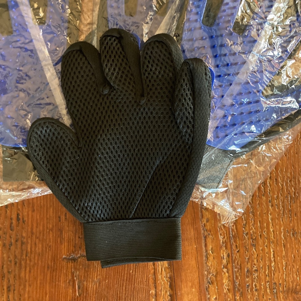 4 New Dog or Cat Grooming Gloves, Right Hand - Picture 2 of 3
